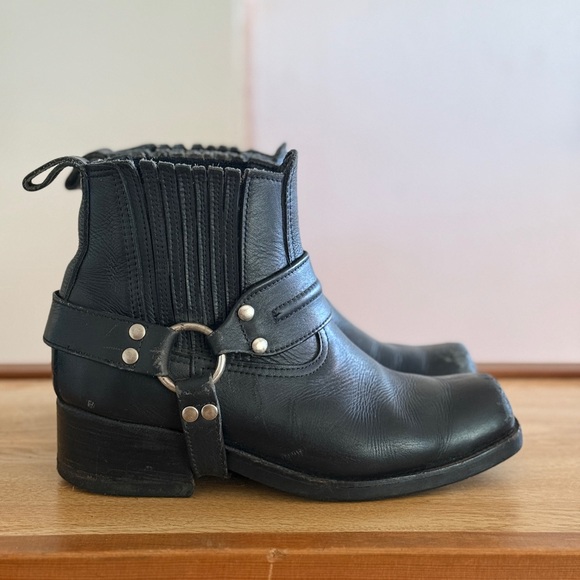 REAL LEATHER Black Chelsea Boots from @vilelaboots - Picture 6 of 12